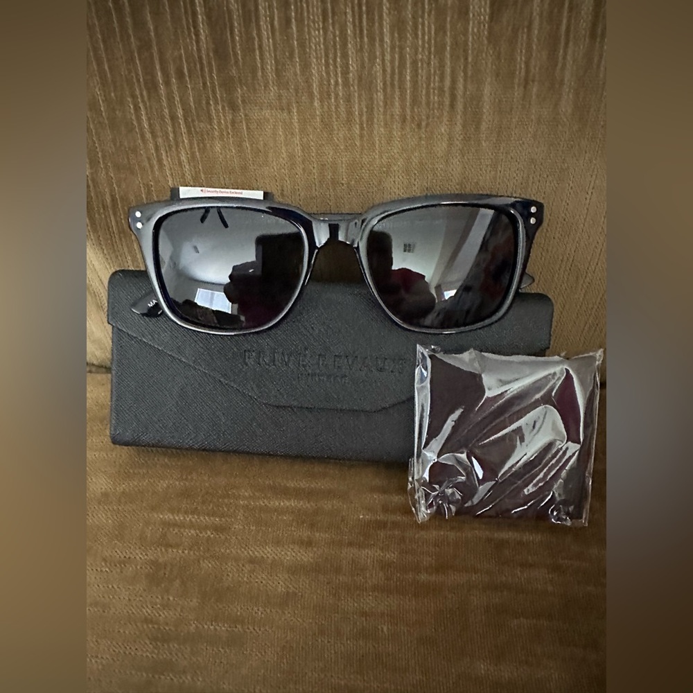Ladies/unisex sunglasses by Prive Reaux NWT with case and cleaning cloth